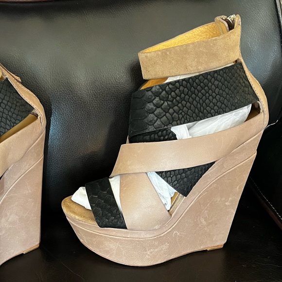 NEW L.A.M.B. Strappy suede platform wedge - Picture 2 of 8